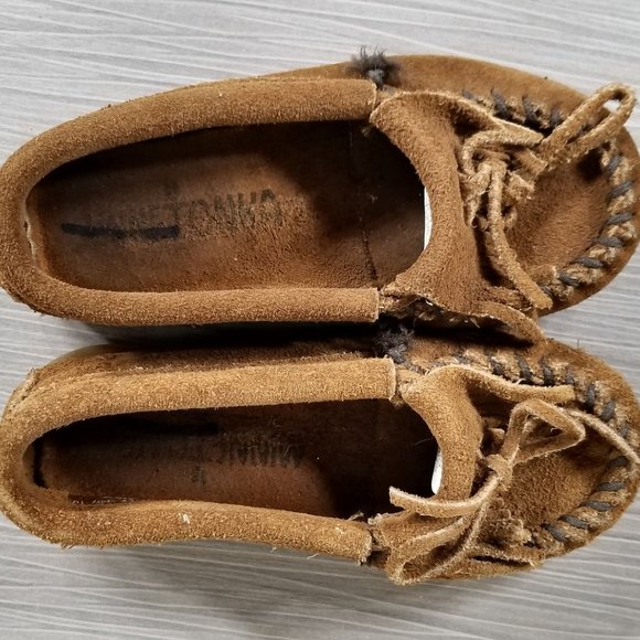 Minnetonka 'Kilty' Moccasin, Brown Suede, Toddler Size 8 - Picture 5 of 7